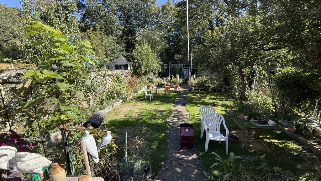 Lot: 97 - SEMI-DETACHED HOUSE LET ON A STATUTORY TENANCY - External image of garden